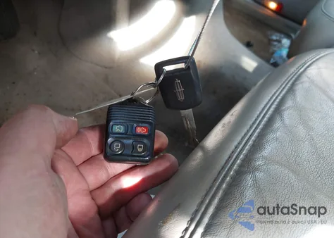 2008 Lincoln Town Car Signature L из США, поврежденный, VIN 2LNHM85W28X651948